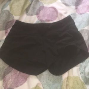 BLACK LULULEMON SPEED SHORTS